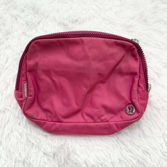 Unisex Lululemon Everywhere Belt Bag 2L in Red Marlot One Size - Picture 2 of 8